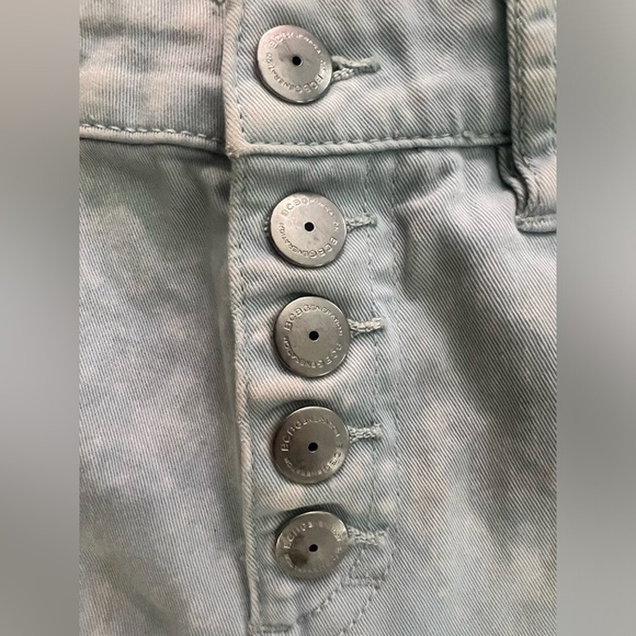 BCBGeneration | high waisted jorts | sz 26 | Light tie dye wash Jean shorts - Picture 8 of 8